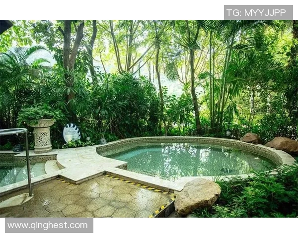 泳池环绕的度假胜地打造舒适清凉享受畅游夏日阳光